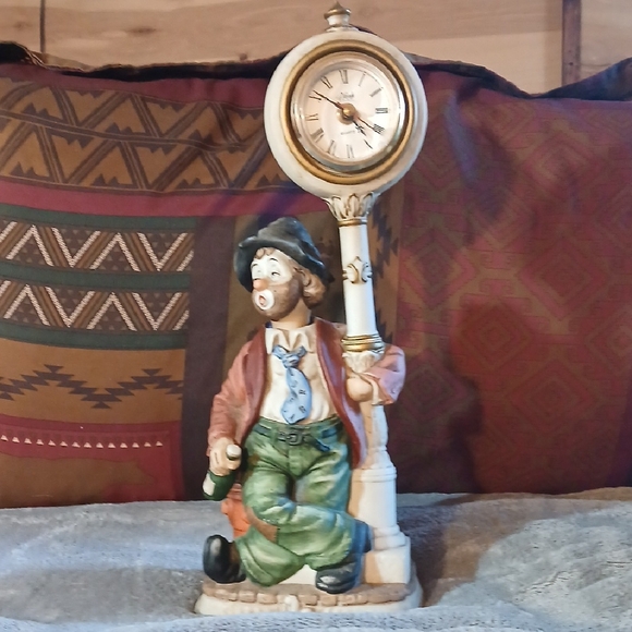 Charming Clown Figurine with Clock - Multicolor
